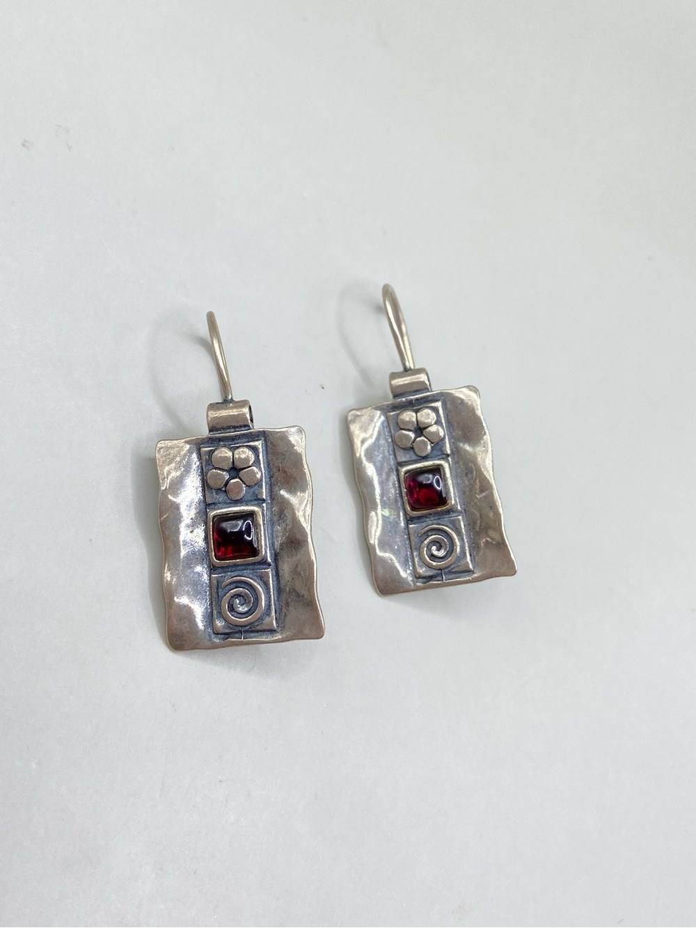 Vintage Silpada Sterling Silver Flower Garnet Swirl Hammered Earrings W0947 - Picture 3 of 5